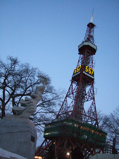 山内壮夫 作「希望」と札幌テレビ塔